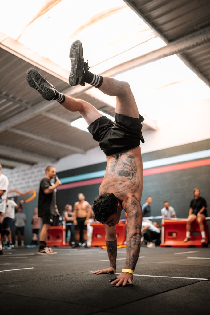 Athlète en handstand walk sur le floor